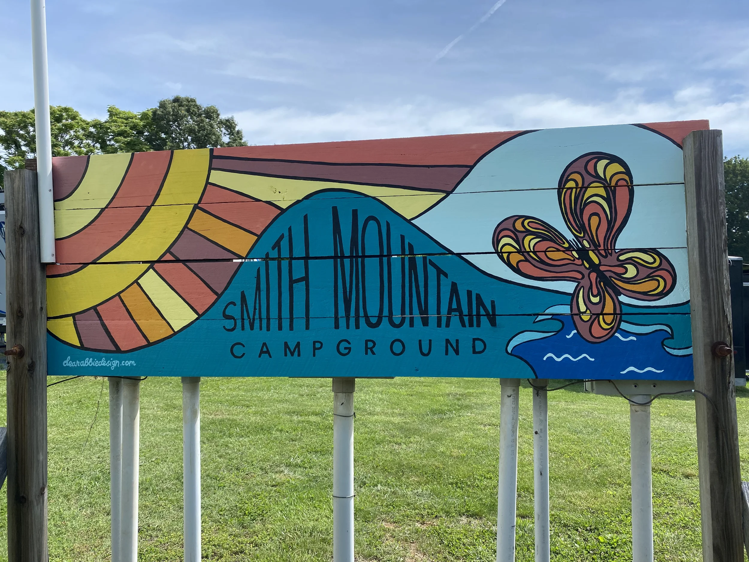 a sign with the words Smith Mountain Campground